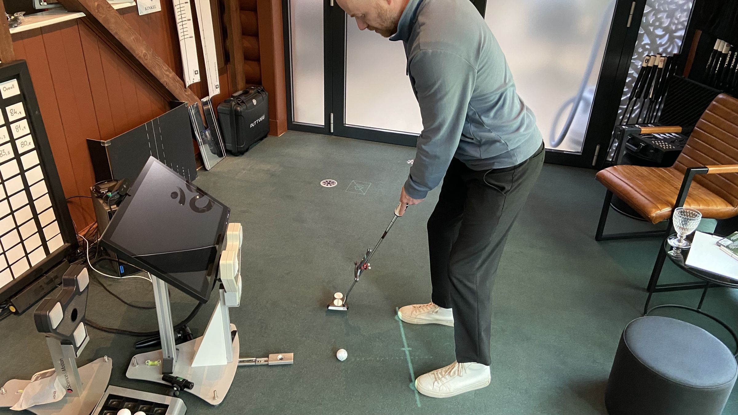 So trainieren sicher auch Astronaut:innen das Golfen