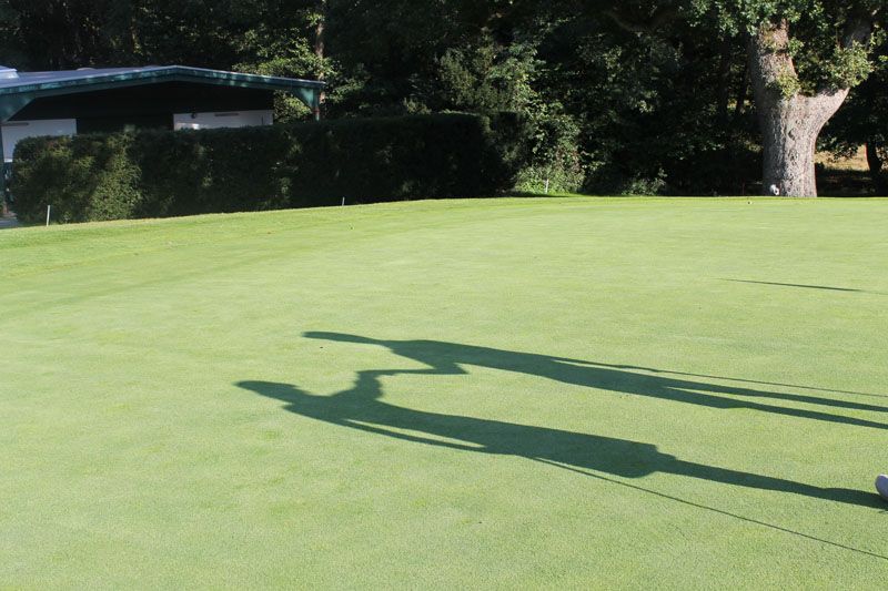 Corona-Faust statt High Five an Loch 18