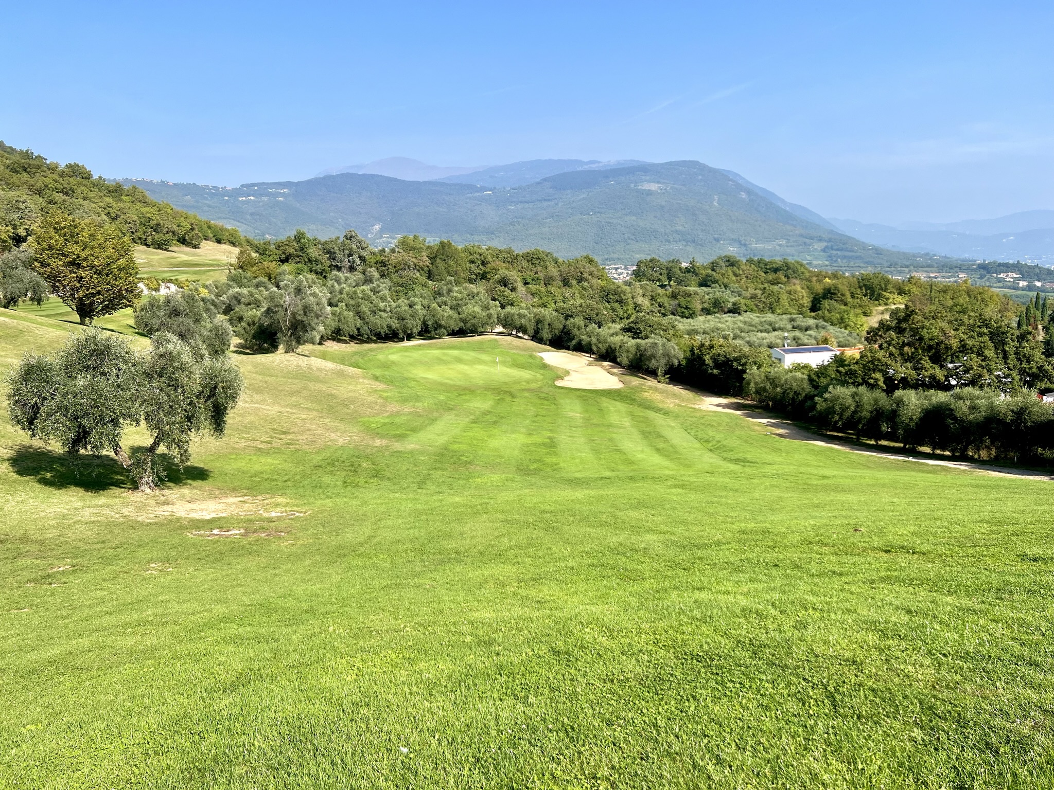 Seitliches gefälle lässt so manchen Ball vom Fairway rollen