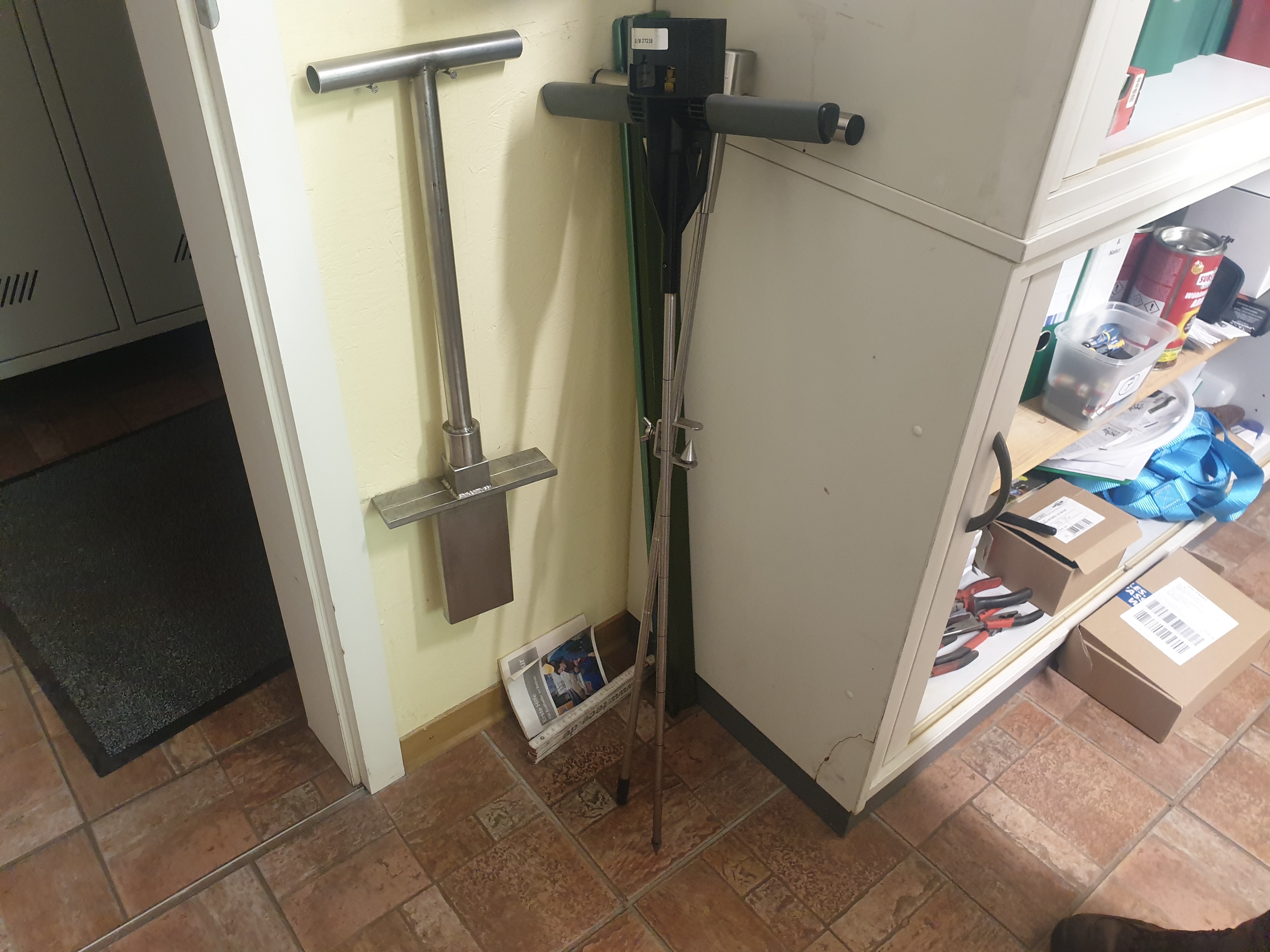 Links alter Spaten, rechts ergänzend moderne Sonde