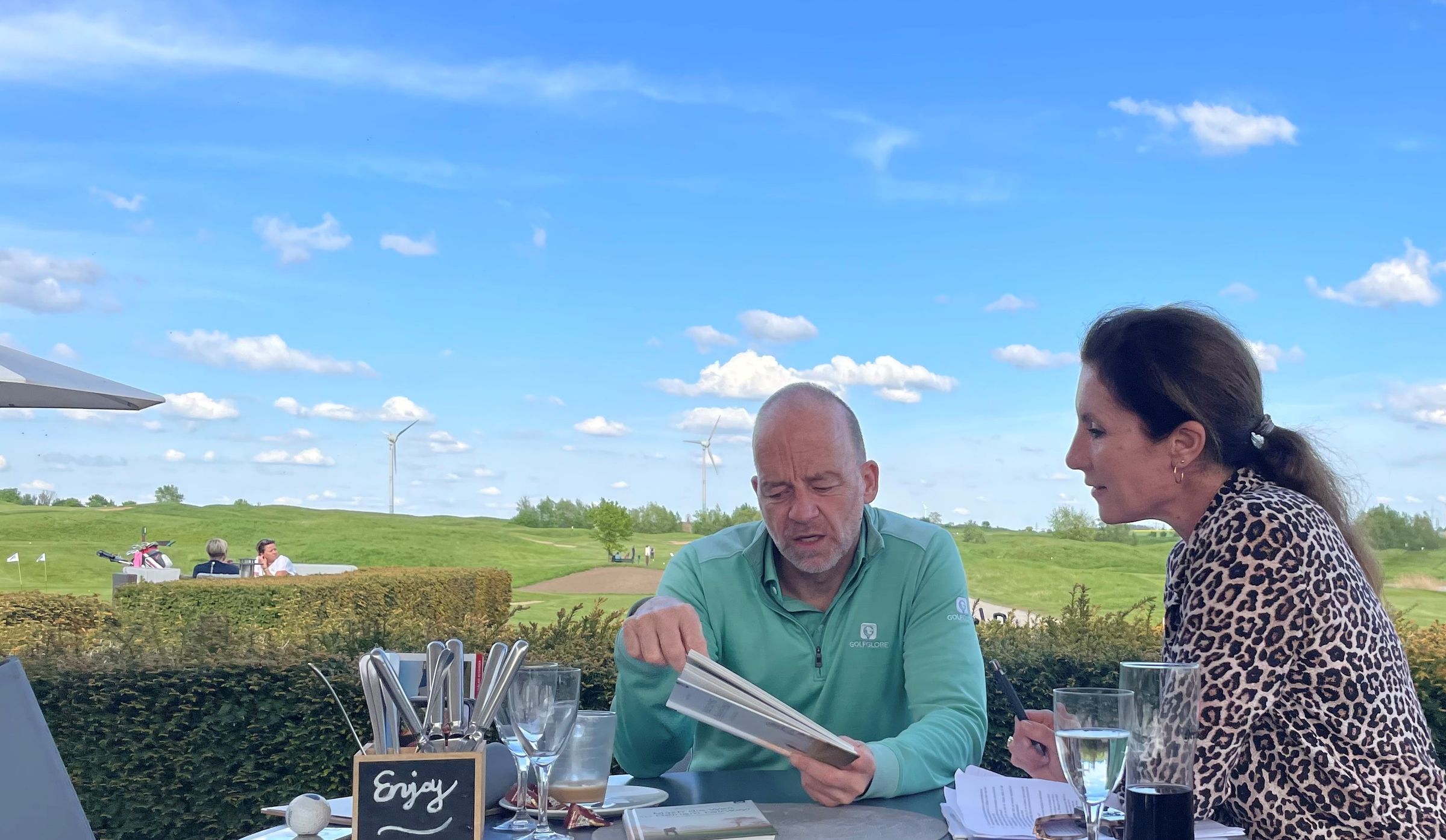 Mario Schomann gibt VcG-Redakteurin Imke Ulrich interessante Einblicke in den Golfreisemarkt 