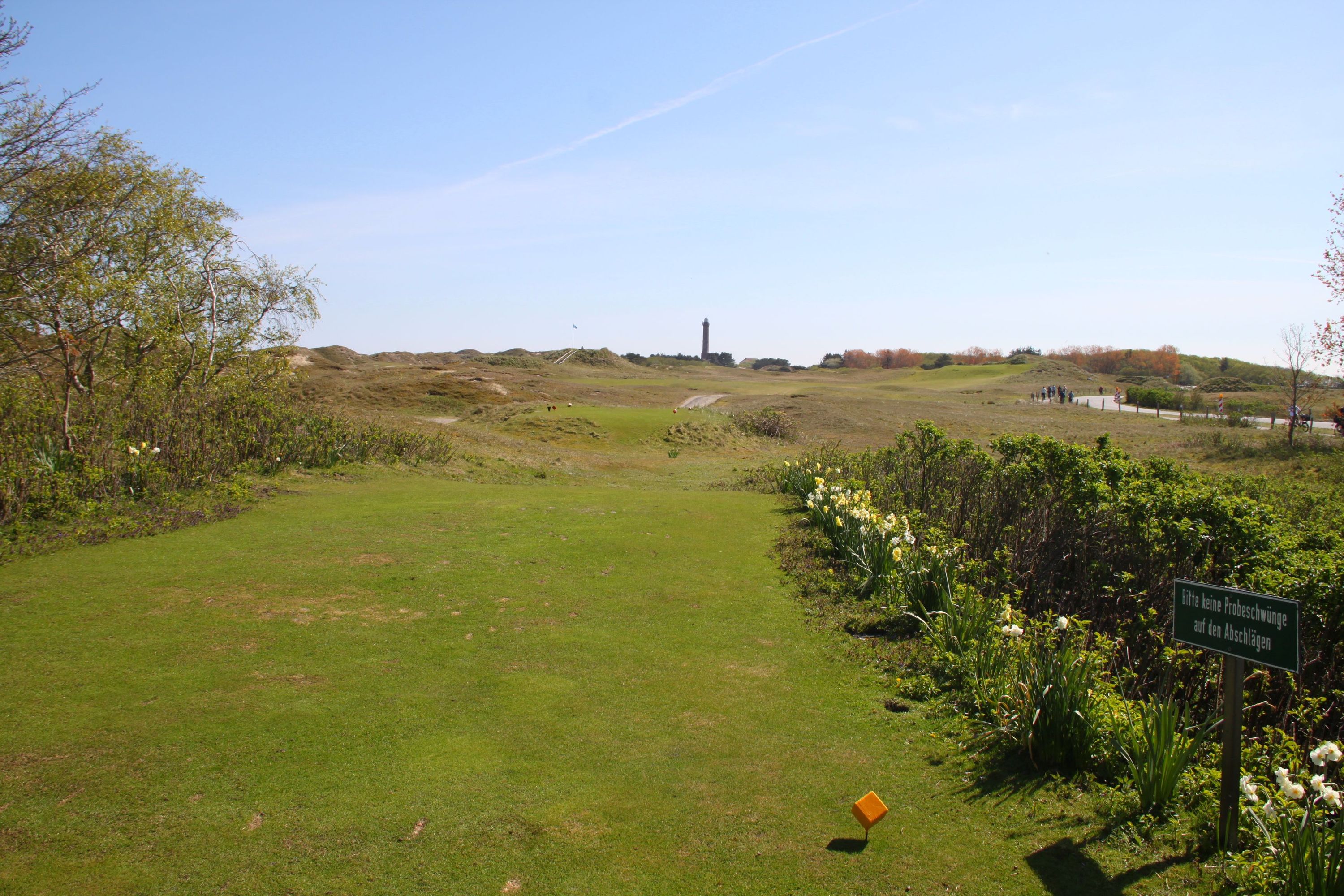Abschlag mit Leuchtturm im Blick (Foto: M. Deniers)