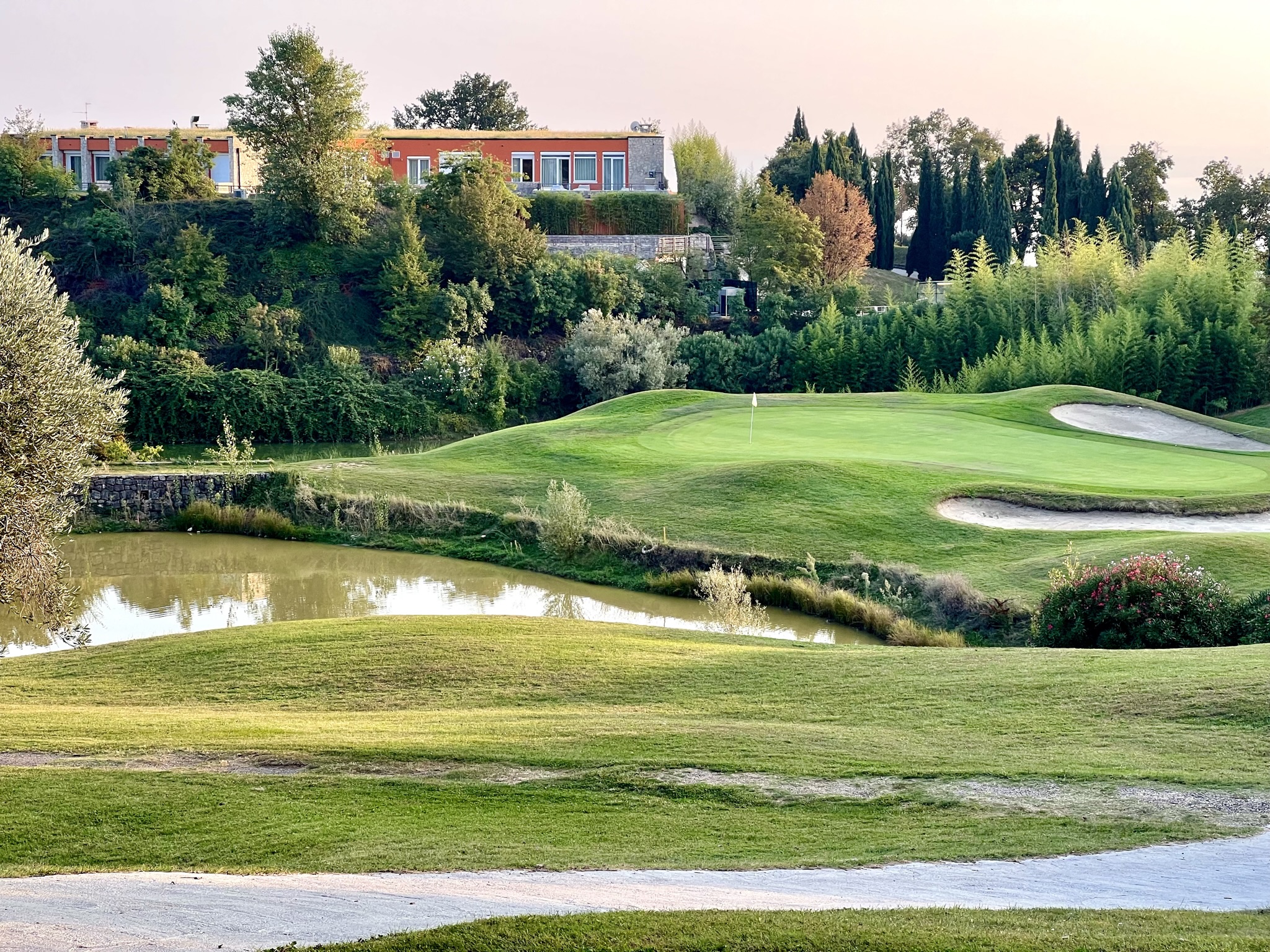 Ondulierte Grüns erschweren das Putten