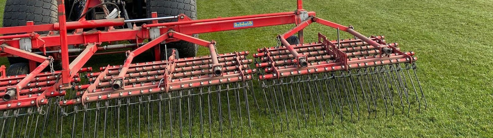 Die Fairways werden gestriegelt Die Fairways werden gestriegelt