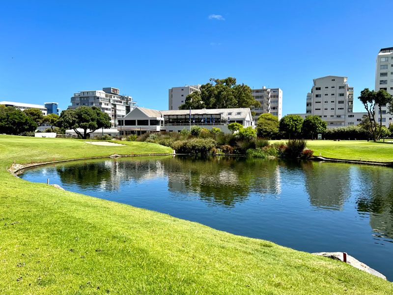 Metropolitan Golf Club: Kleine Teiche verwandeln den Platz in einen offenen Park