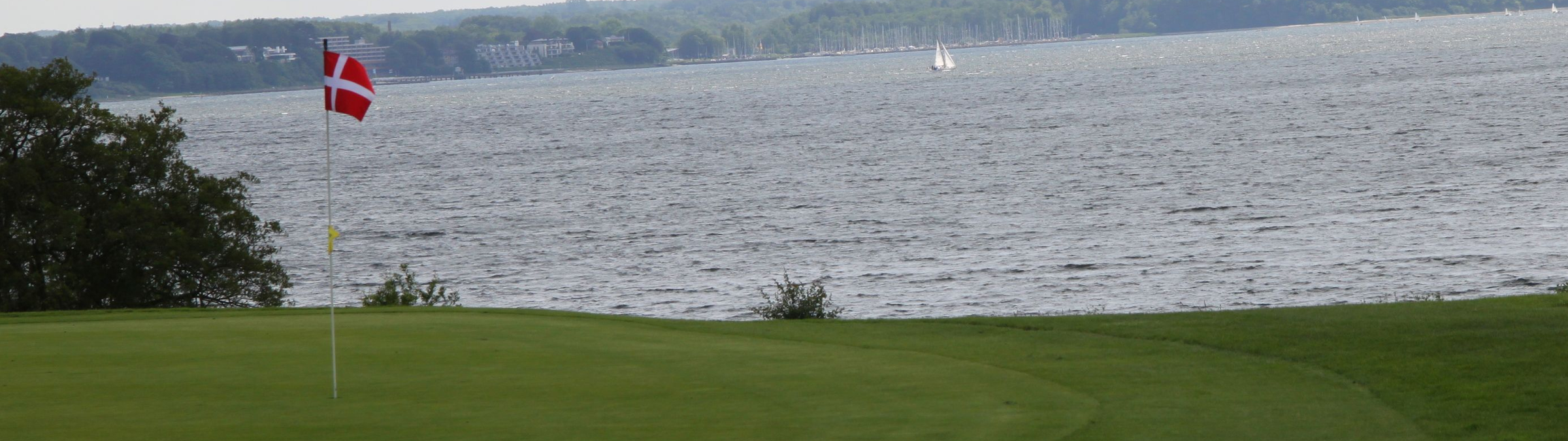 Wo die rot-weißen Fahnen wehn, ist es besonders schön! Wo die rot-weißen Fahnen wehn, ist es besonders schön!