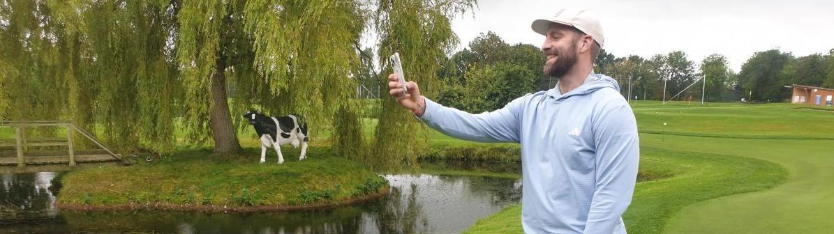 Handy statt Handball – der Golf-Influencer in Aktion
