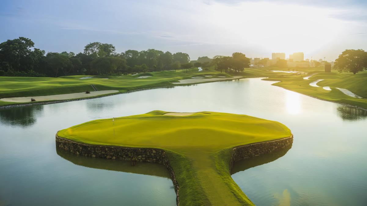 Inselgrün der Bahn 17 des Laguna National Golf Resorts in Singapur