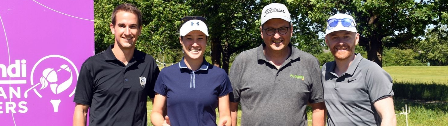 Gruppenbild mit Dame: (v.l.) Arne Bensiek, Laura Fünfstück, Axel Heck, Bars Birdie Gruppenbild mit Dame: (v.l.) Arne Bensiek, Laura Fünfstück, Axel Heck, Bars Birdie