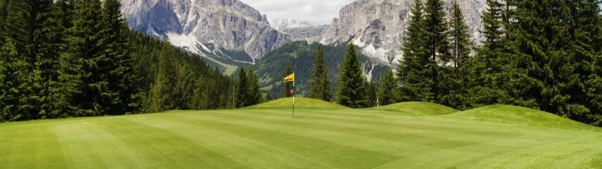 Golf spielen ist auch mit Blick auf die Berge ein Vergnügen