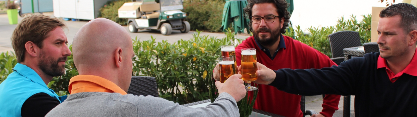 Nach der Runde üblich und beliebt: Das Getränk mit den Flightpartnern im Clubhaus Nach der Runde üblich und beliebt: Das Getränk mit den Flightpartnern im Clubhaus